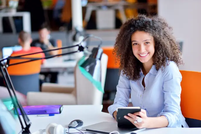 Foto van iemand aan een bureau